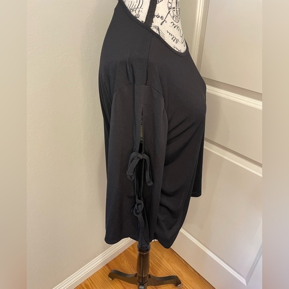 Jaclyn Smith Black top with cut-out arms with ties Size Large - Picture 2 of 9
